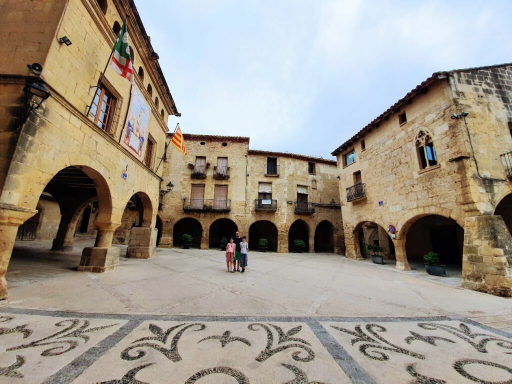 Horta de Sant Joan. Plaza de la Iglesia.