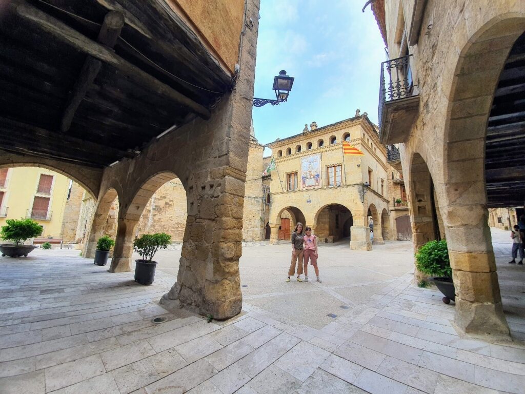 Horta de Sant Joan. Plaza de la Iglesia.