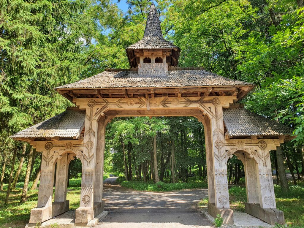 Qué ver en Maramures. Puerta de madera